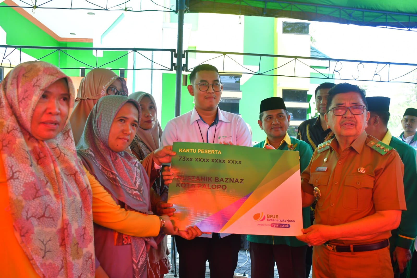 Walikota Serahkan Bantuan Palopo Sejahtera, Modal Usaha Bagi Mustahik di Kantor Baznas