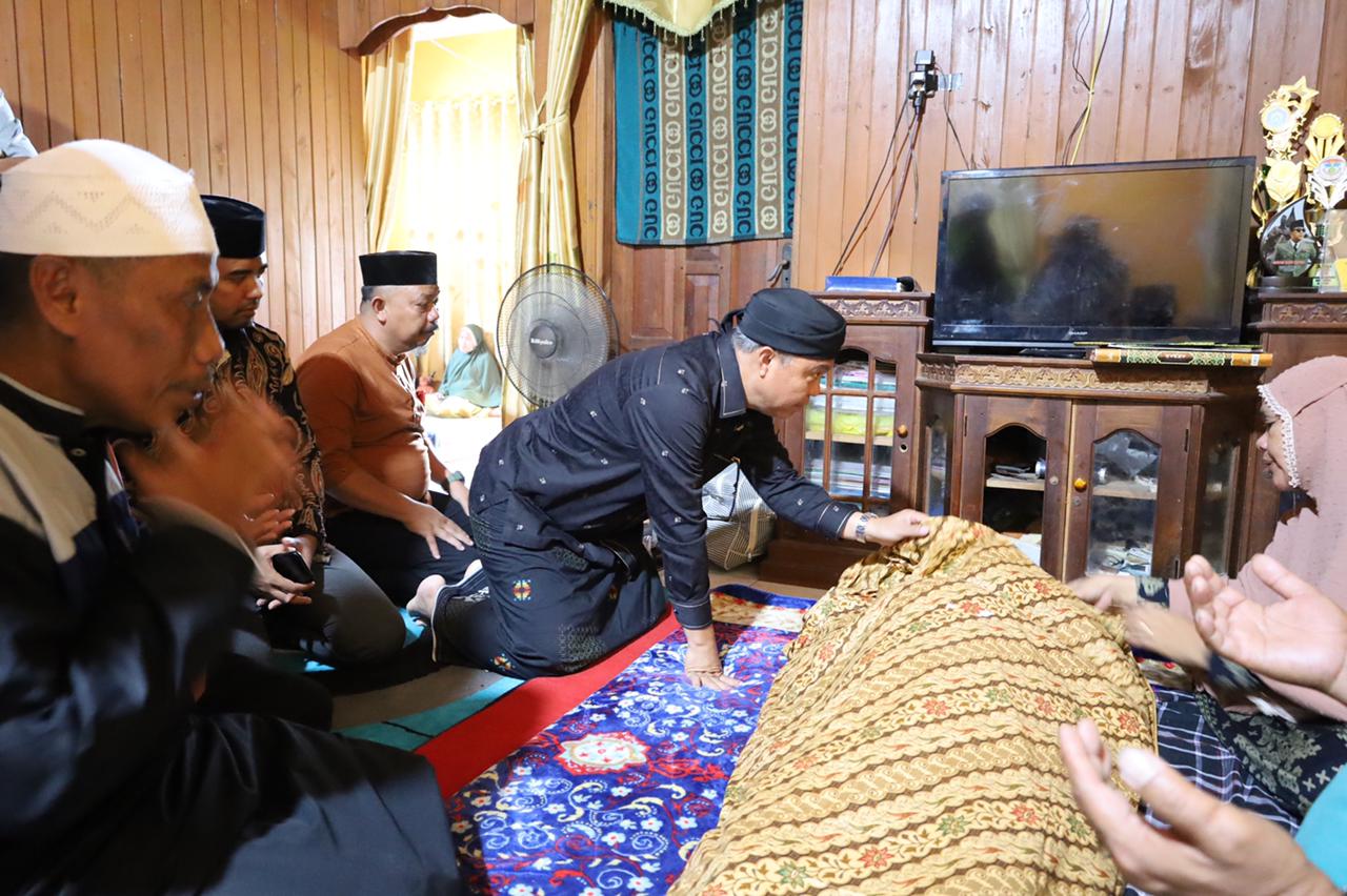 Budiman Sampaikan Duka Mendalam Wafatnya Mertua Kades Tampinna