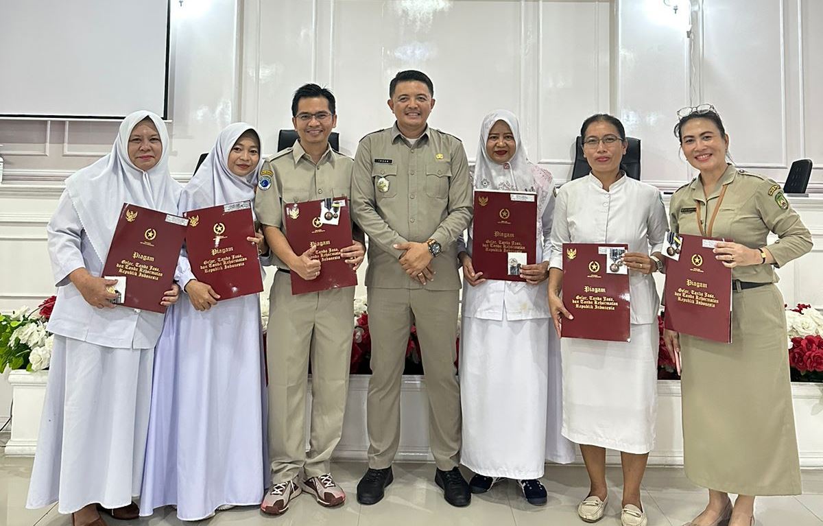 47 Pegawai RSUD Sawerigading Palopo Terima Penghargaan Satyalencana