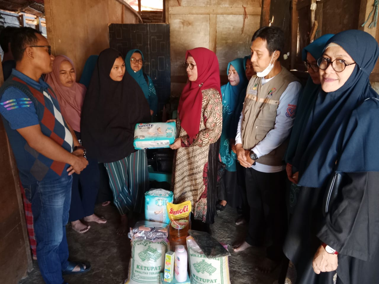 Sufriaty Budiman Serahkan Bantuan Untuk Bayi Penderita Gizi Buruk di Malili