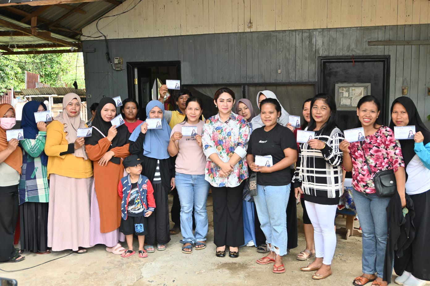 Eva Rataba Bagikan Ribuan Beasiswa PIP Untuk Pelajar di Luwu Timur