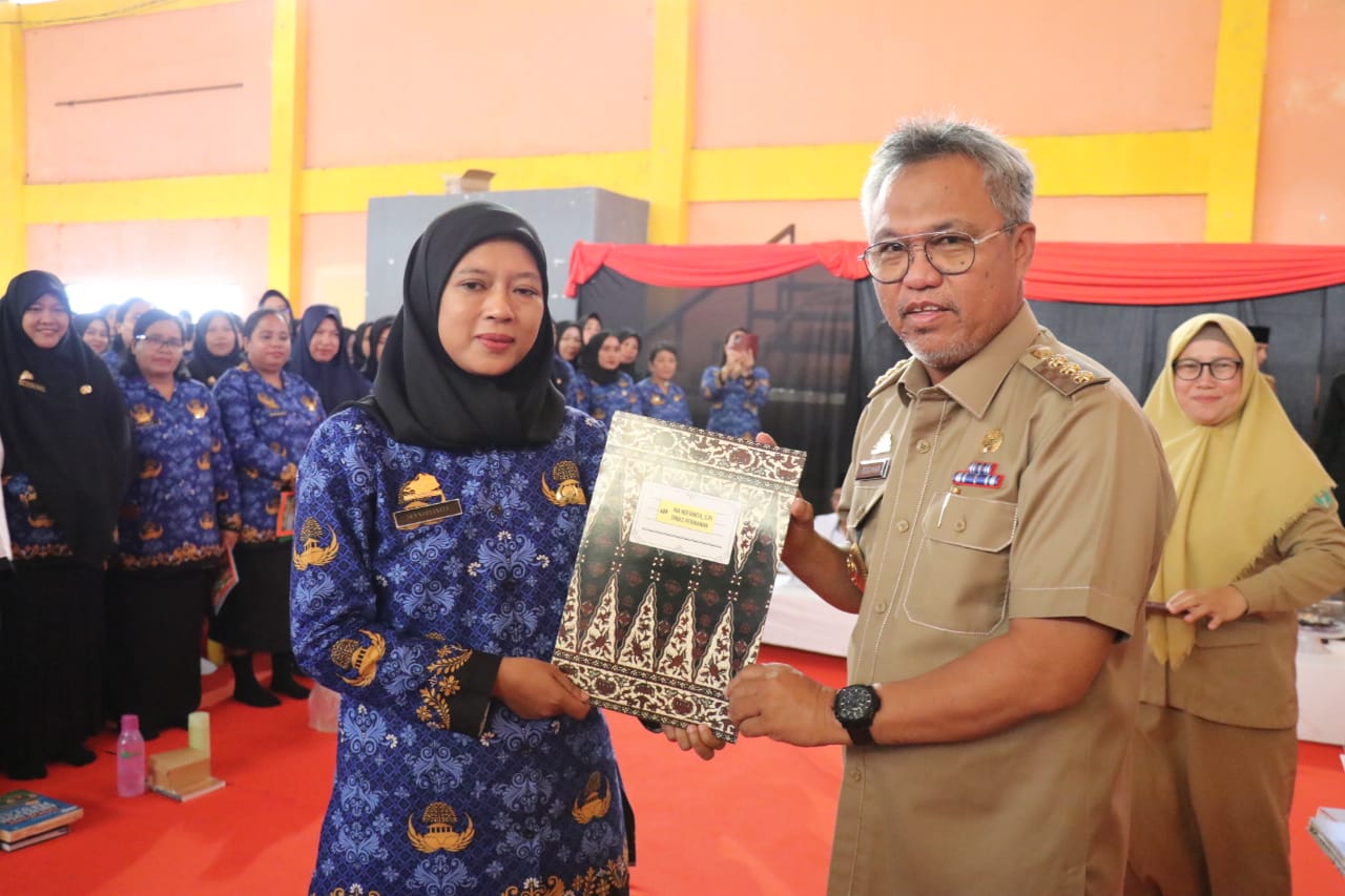 Serahkan SK Formasi 2022, Budiman Ajak PPPK Kerjasama Bangun Luwu Timur