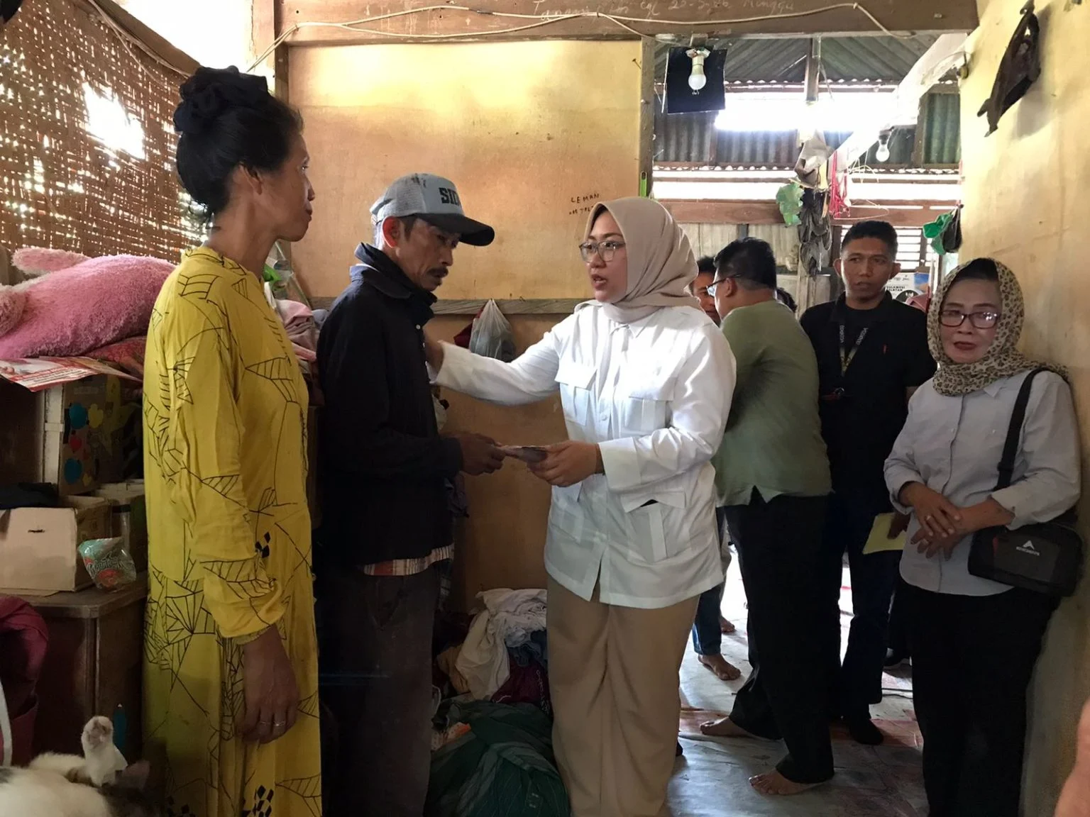 Konsolidasi di Sidrap, Aisyah Tiar Arsyad Bantu Warga Kurang Mampu