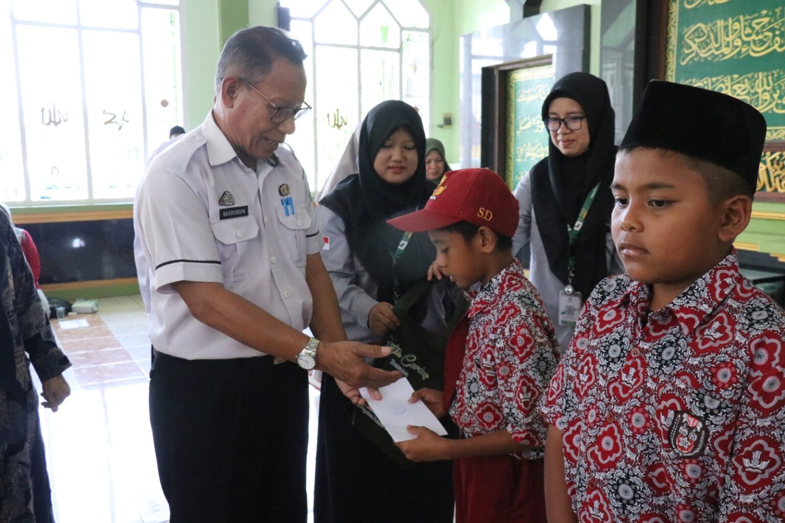 Baznas Luwu Timur Salurkan Rp 253 Juta Untuk Bantuan Pendidikan