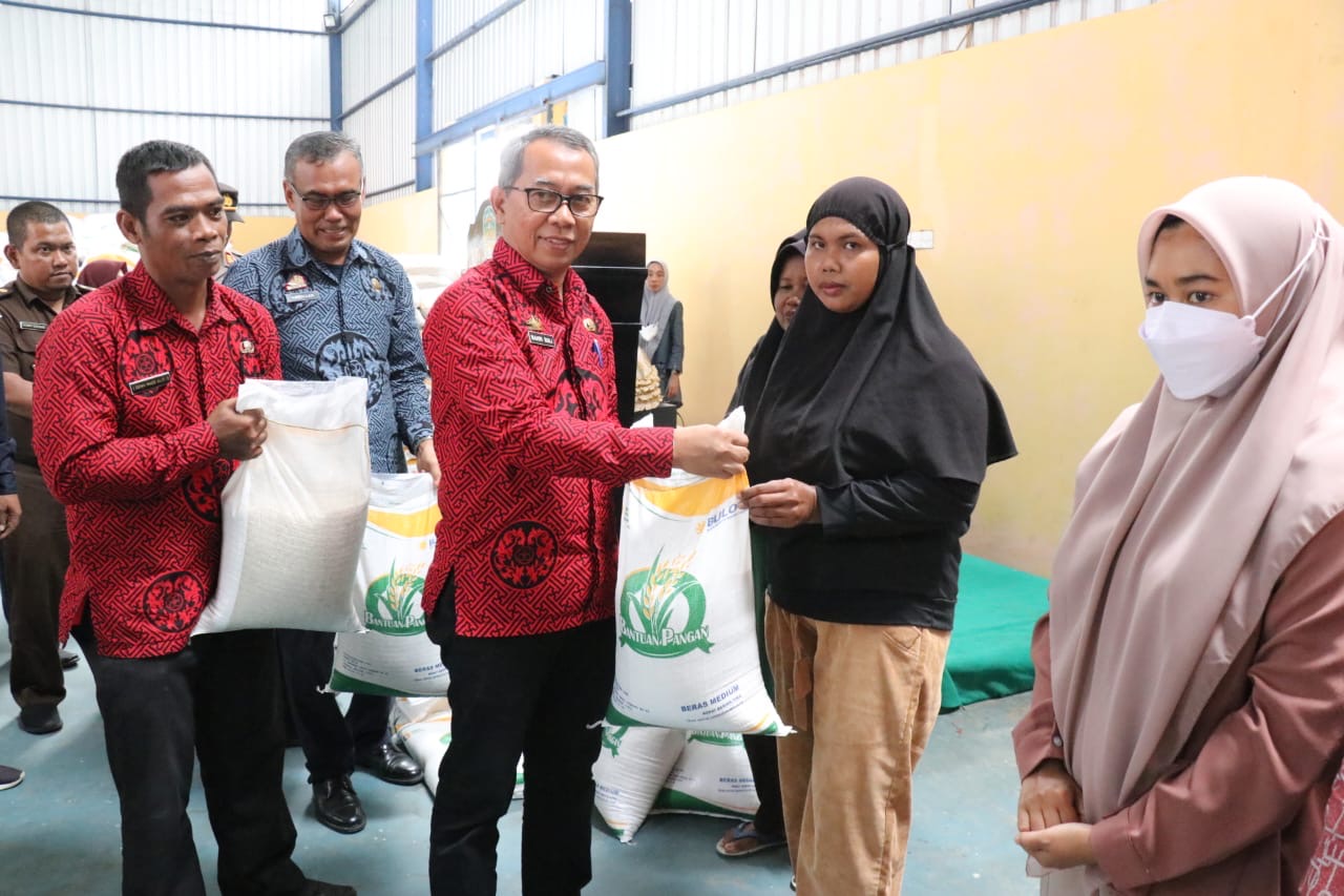 Pemkab Lutim Salurkan Bantuan Pangan Beras Tahap II ke Masyarakat