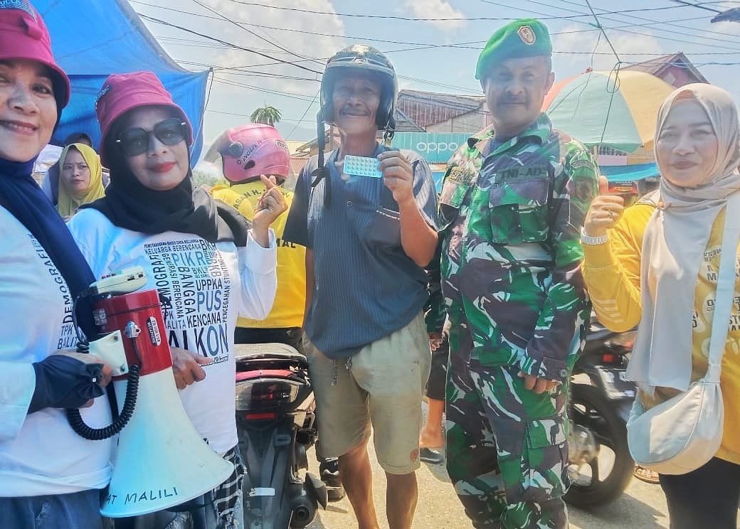 Dinas P2KB Lutim Grebek Pasar, Bagi Alat Kontrasepsi ke Masyarakat