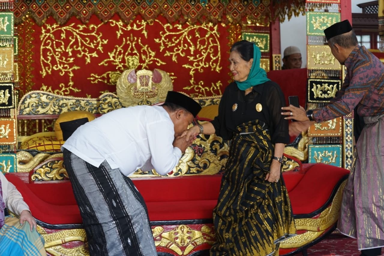 Mappatabe di Istana Kedatuan, Penjabat Walikota Palopo Cium Tangan Cenning Luwu