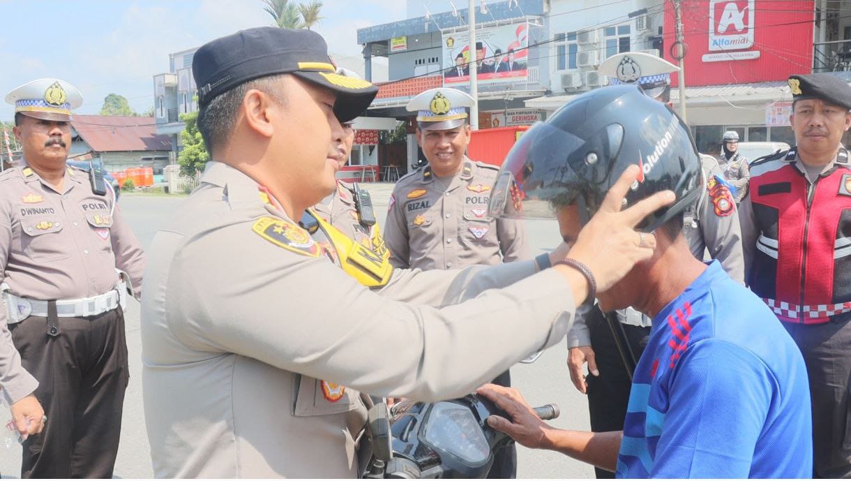 Operasi Zebra Pallawa 2023 Polres Luwu Utara, Tidak Ditilang Pelanggar Malah Diberi Helm