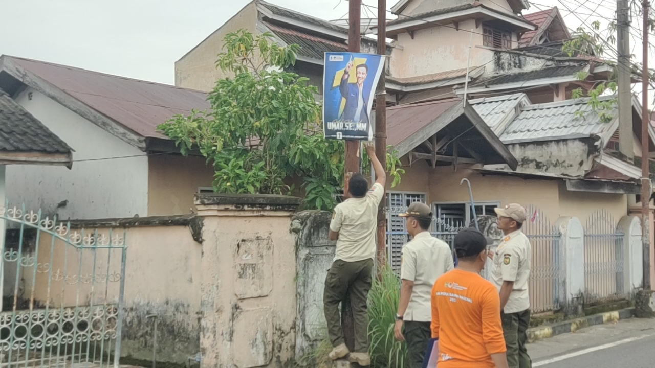 DLH-Satpol PP Palopo Tertibkan Baliho Rusak Keindahan Kota