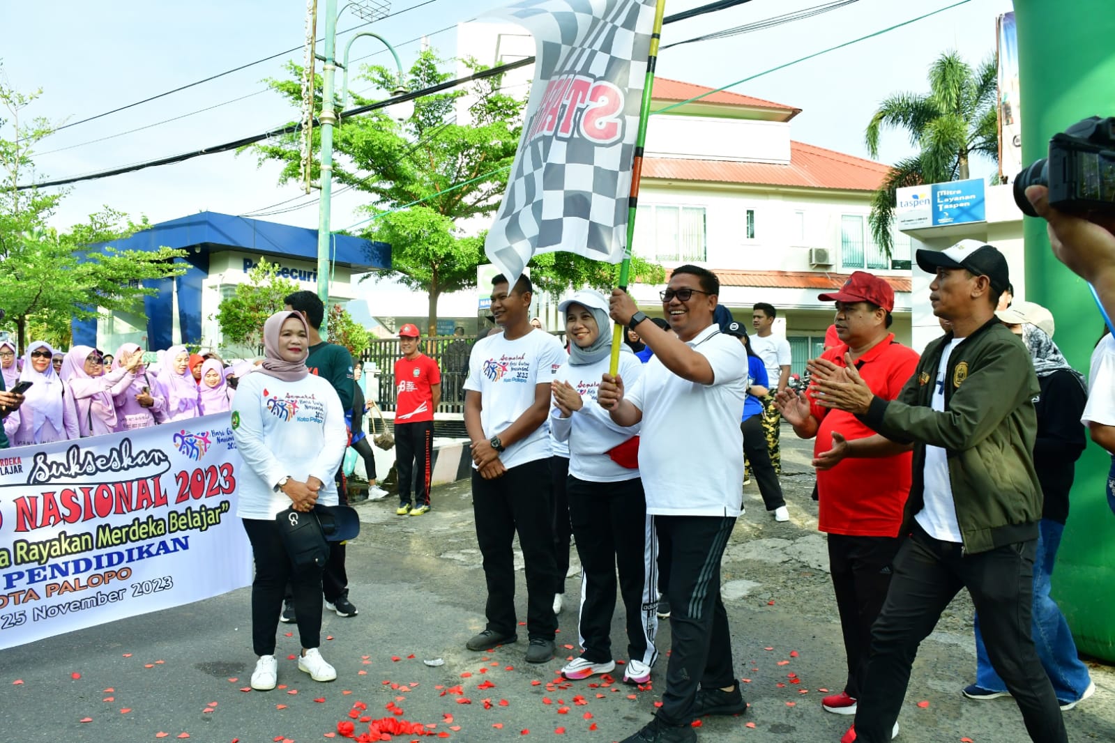 Pj Wali Kota Palopo Lepas Peserta Jalan Sehat Hari Guru Nasional