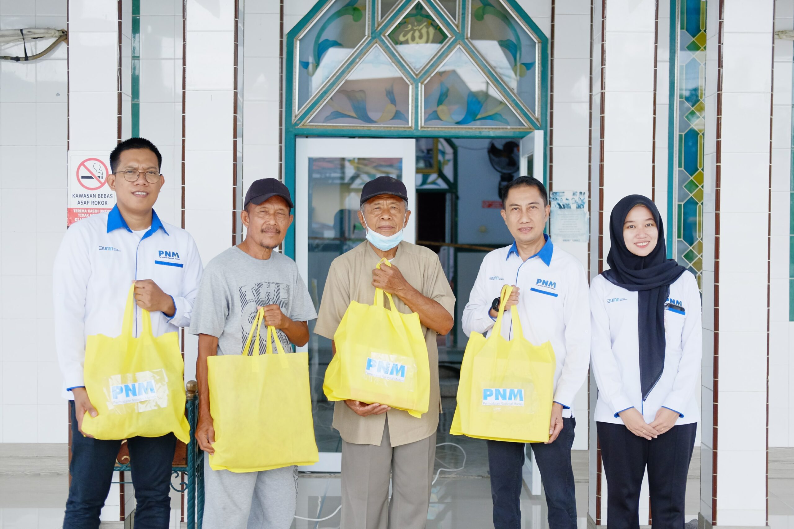 Sambut Hari Jadi ke-25, PNM Palopo Bakti Sosial Bersih-bersih Masjid Nurul Arafah 