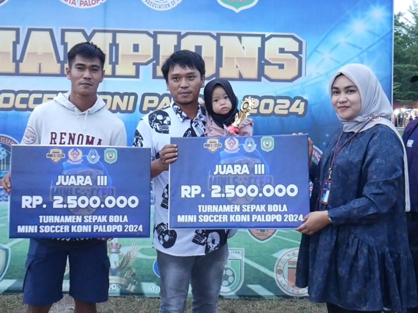 Manajer PLN UP3 Palopo serahkan Piala dan Uang Pembinaan di Turnamen Mini Soccer KONI Palopo