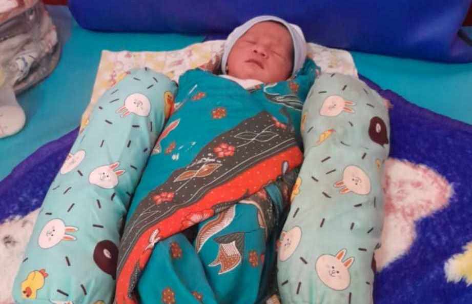 Video Mengandung Bawang !! Bayi Perempuan Dibuang dalam Kardus di Walenrang, Banyak Warga Berminat Adopsi