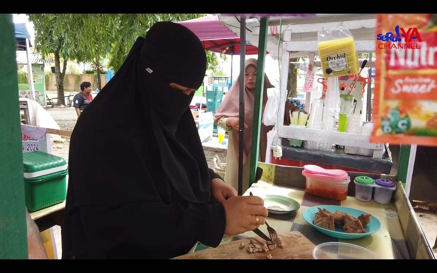 Bermodalkan Rp1 Juta, Petugas Kebersihan Masjid Agung Palopo Ini Buka Warung Coto & Sup Ubi Bersama Istri… Yuk Tonton Videonya