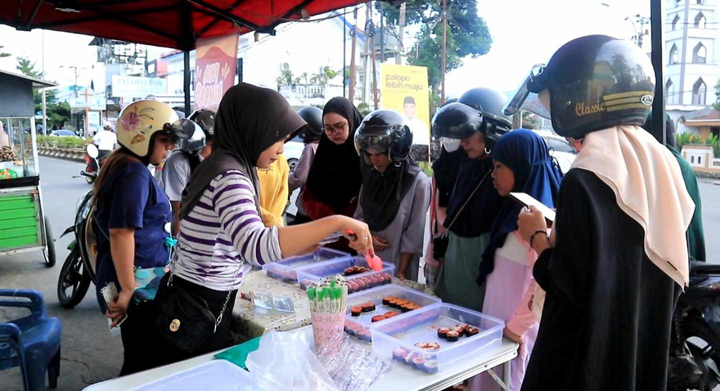 Dea Claudia Hasilkan Cuan dari Berjualan Kimbab Korea di Palopo, Wahh Ternyata Laris Manis… Ini Videonya