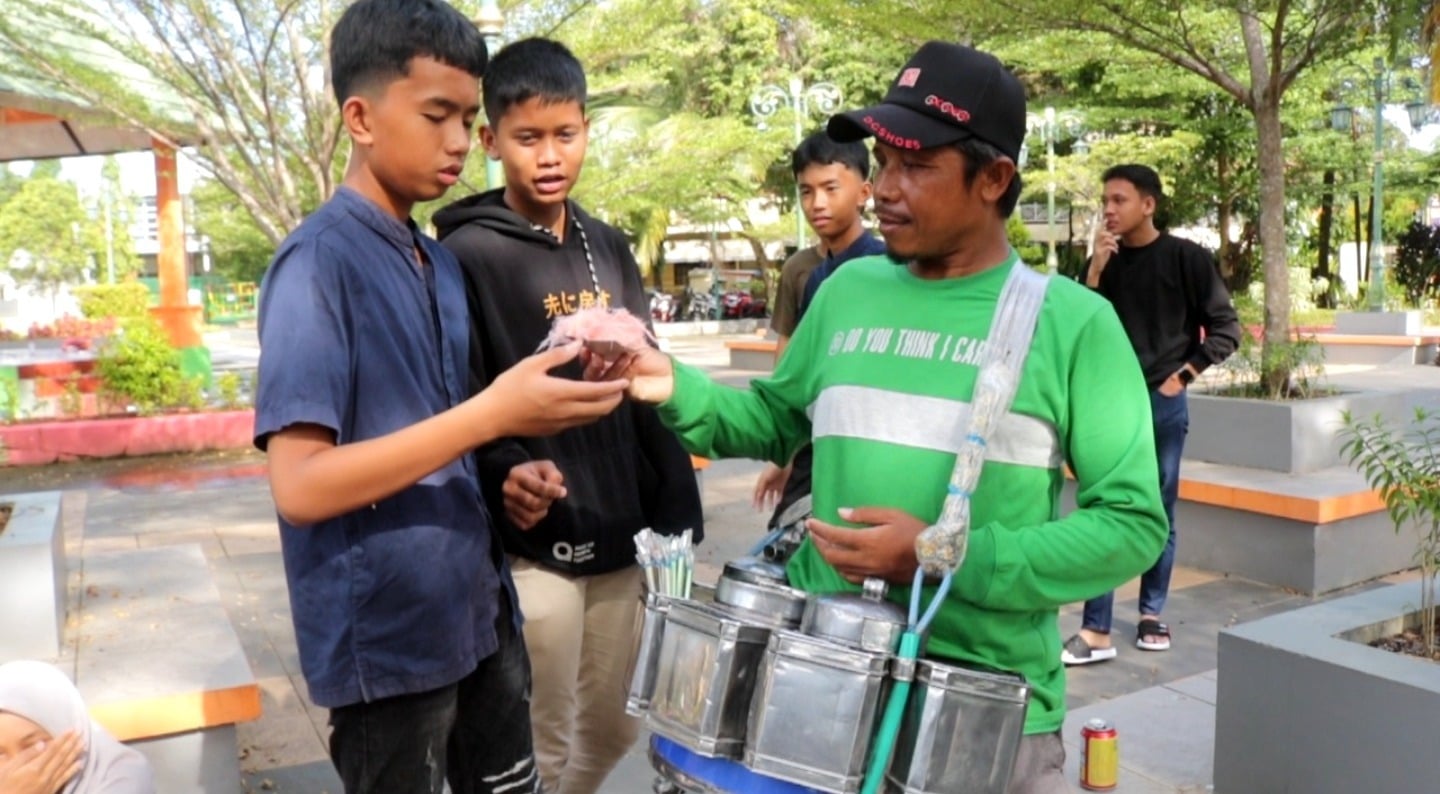 Video Kisah Pria Asal Lombok Berjualan ‘Rambut Nenek’ Keliling Palopo Demi Nafkahi Keluarga