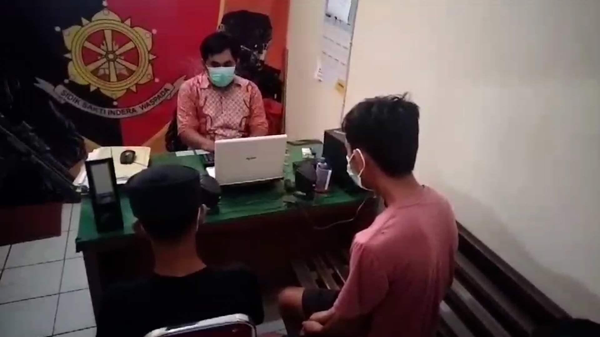 Video Tiga Pemuda di Palopo Dimassa Gegara Kepergok Curi Beras dan Tabung Gas