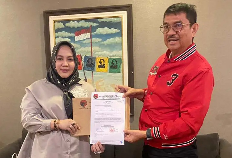Salip Kandidat Lainnya, Putri Dakka Pertama Terima Surat Tugas dari PDIP Maju Pilkada Palopo