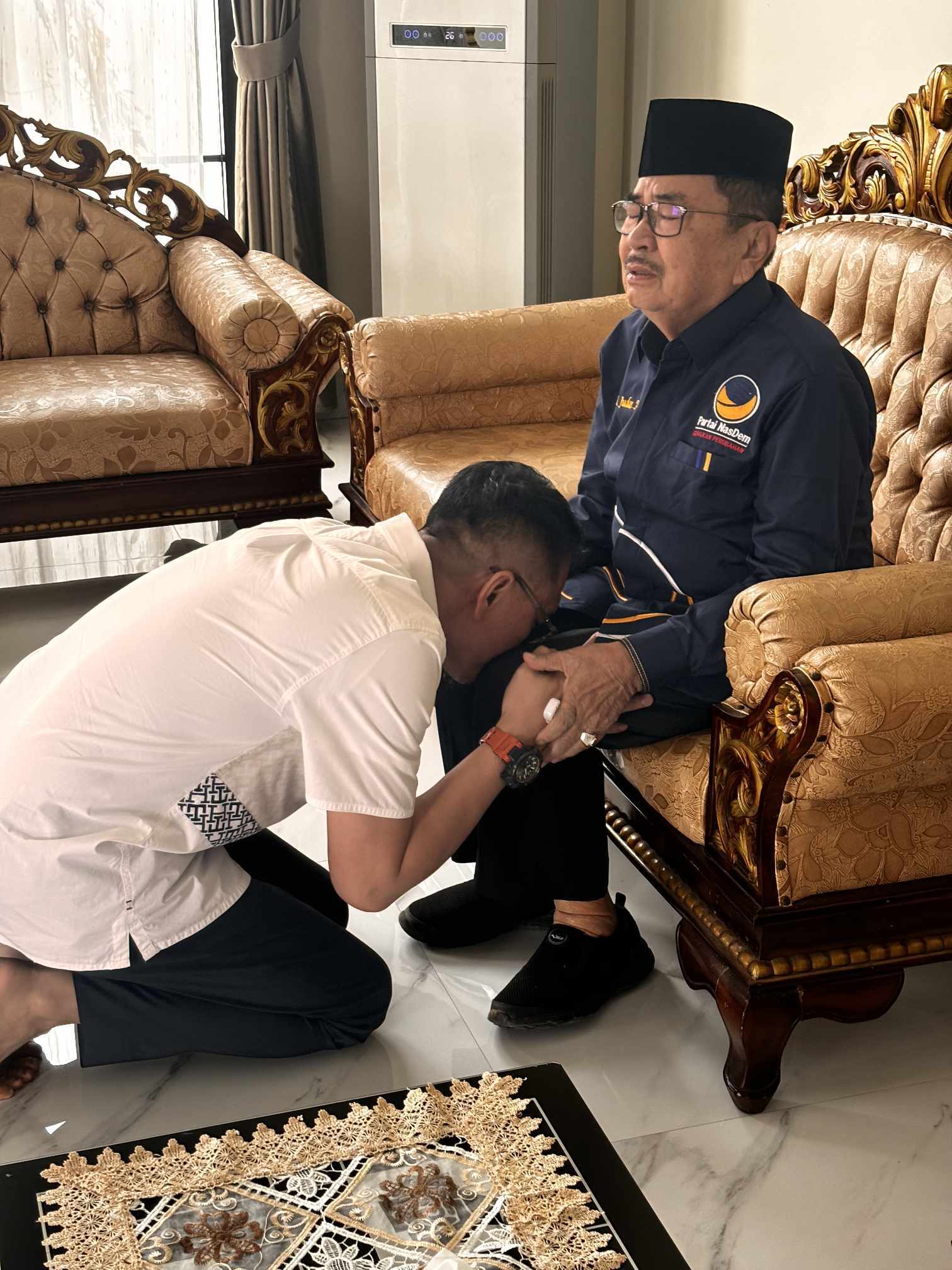 Minta Restu Orang Tua, Cawalkot Palopo FKJ Sungkem Sebelum Daftar di KPU