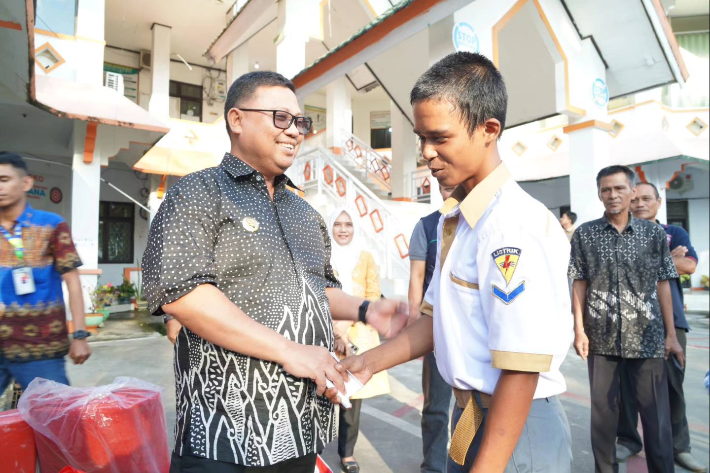 Viral Siswa SMK 2 Palopo Jalan Kaki ke Sekolah dari Songka ke Balandai, Pj Walikota Palopo Beri Bantuan Sepeda