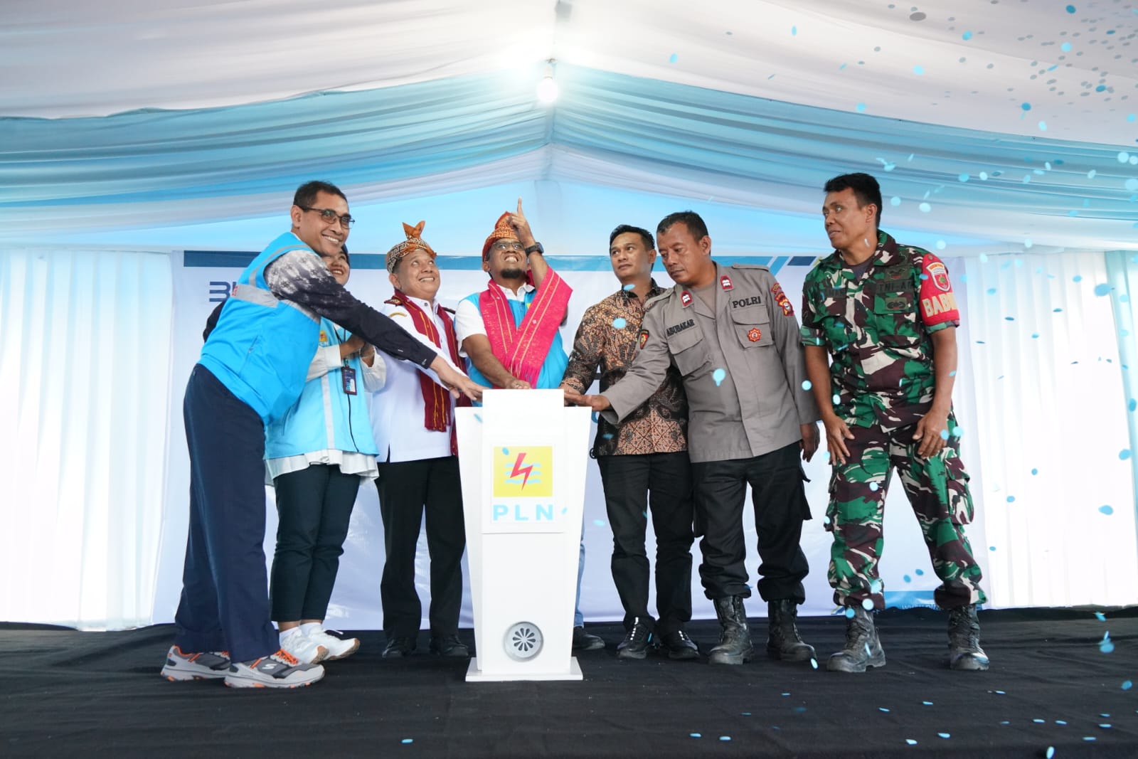 Momentum Hari Pelanggan Nasional PLN Alirkan Listrik 24 Jam ke 25 Desa Terpencil
