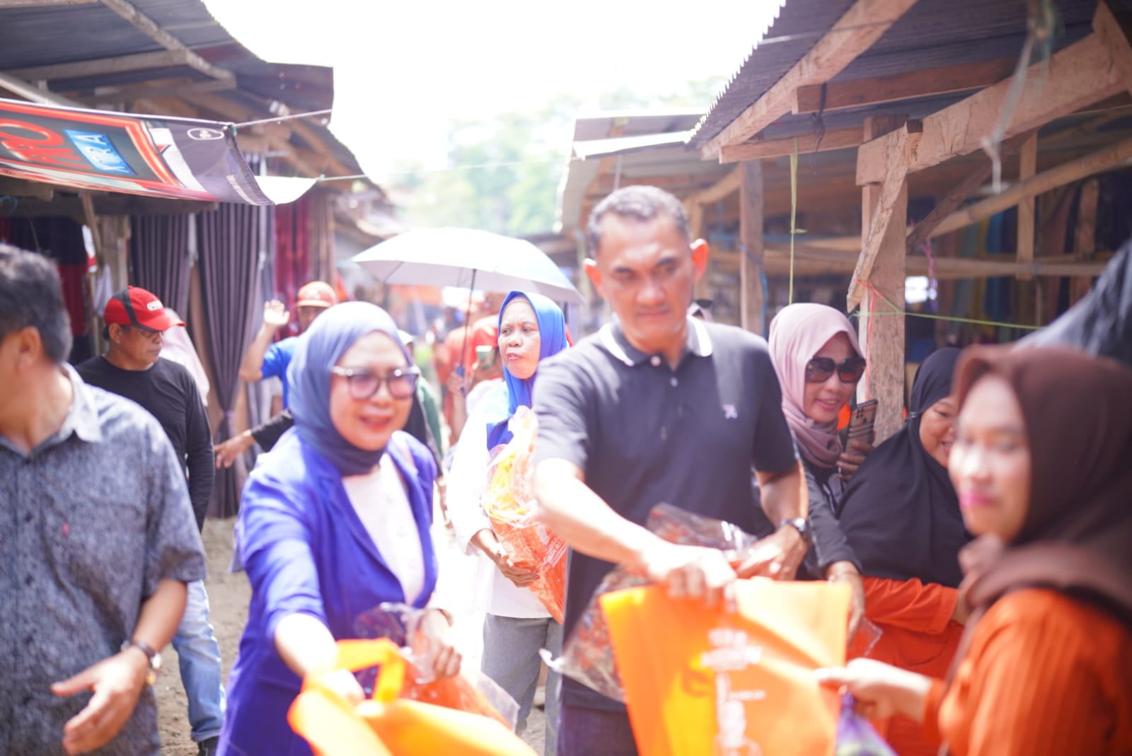 Kunjungi Pasar Belopa-Larompong, Agussalim Sosialisasi Tas Belanja Ramah Lingkungan