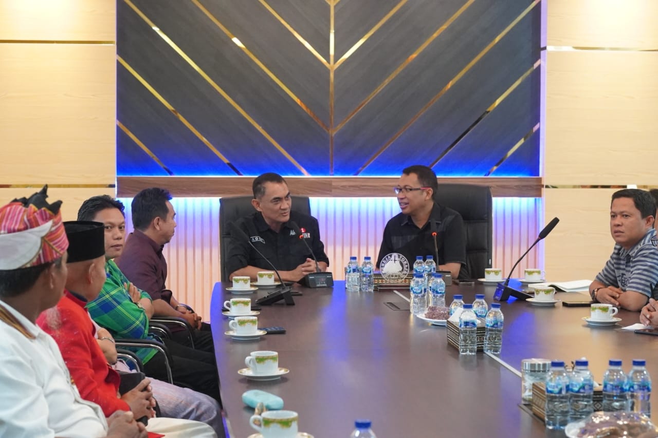 Agus-Win Silaturahmi ke Tongkonan Sangulele Toraja