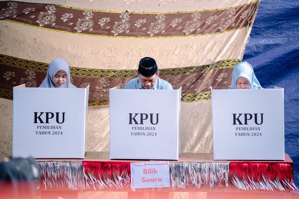Patahuddin Mencoblos di TPS 01 Cilallang, Dhevy Bijak di TPS 03 Batusitanduk