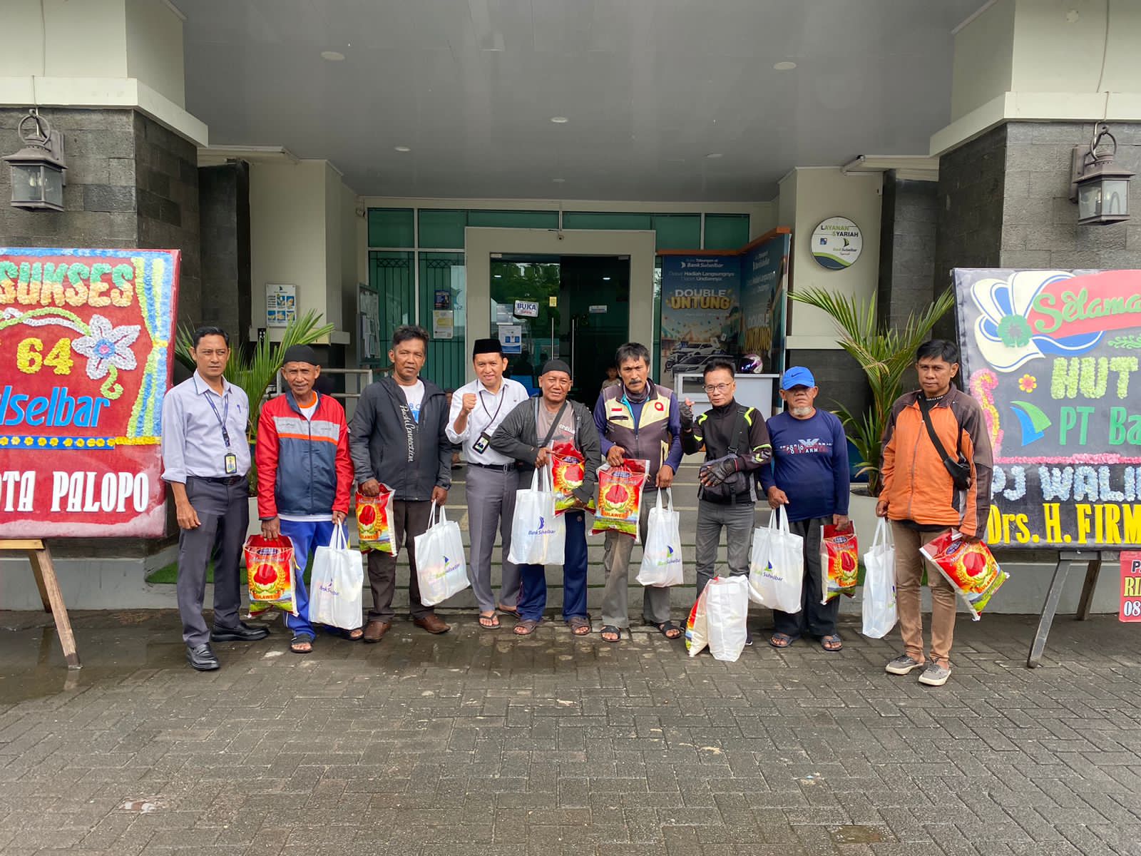 KCU Palopo rayakan Hut Ke 64 Bank Sulselbar , Berbagi Sembako bagi Mustahik,Pensiunan dan Tukang Ojek