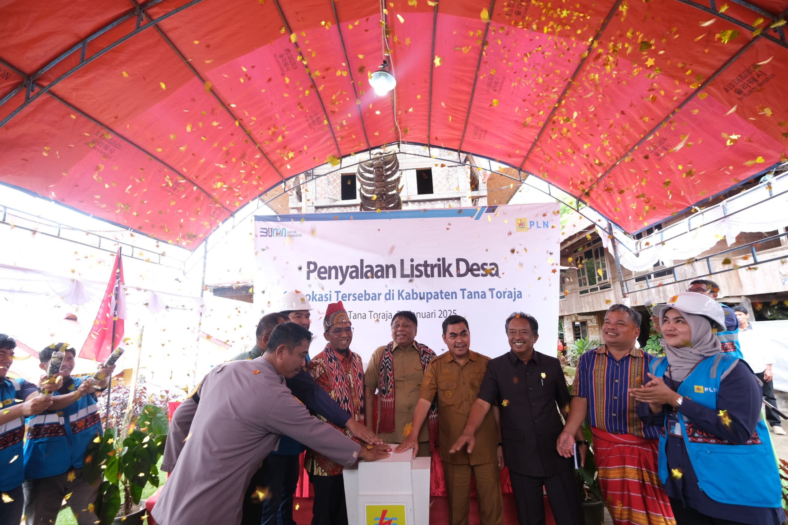 Kado Awal Tahun, Listrik PLN Hadirkan Terang di 14 Desa di Tana Toraja