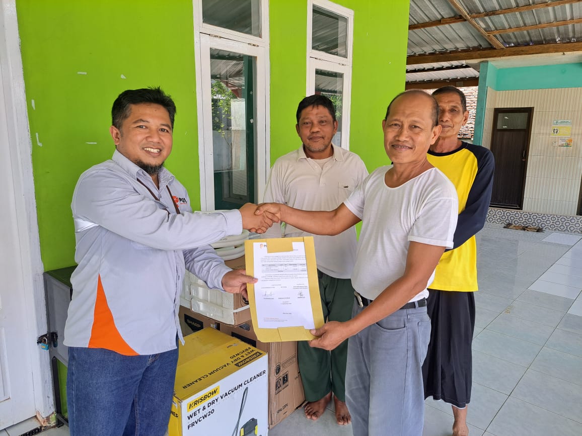 Komitmen Bantu Masyarakat di Wilayah Pemberdayaan, PT PUL Serahkan Bantuan untuk Masjid Al Iklas