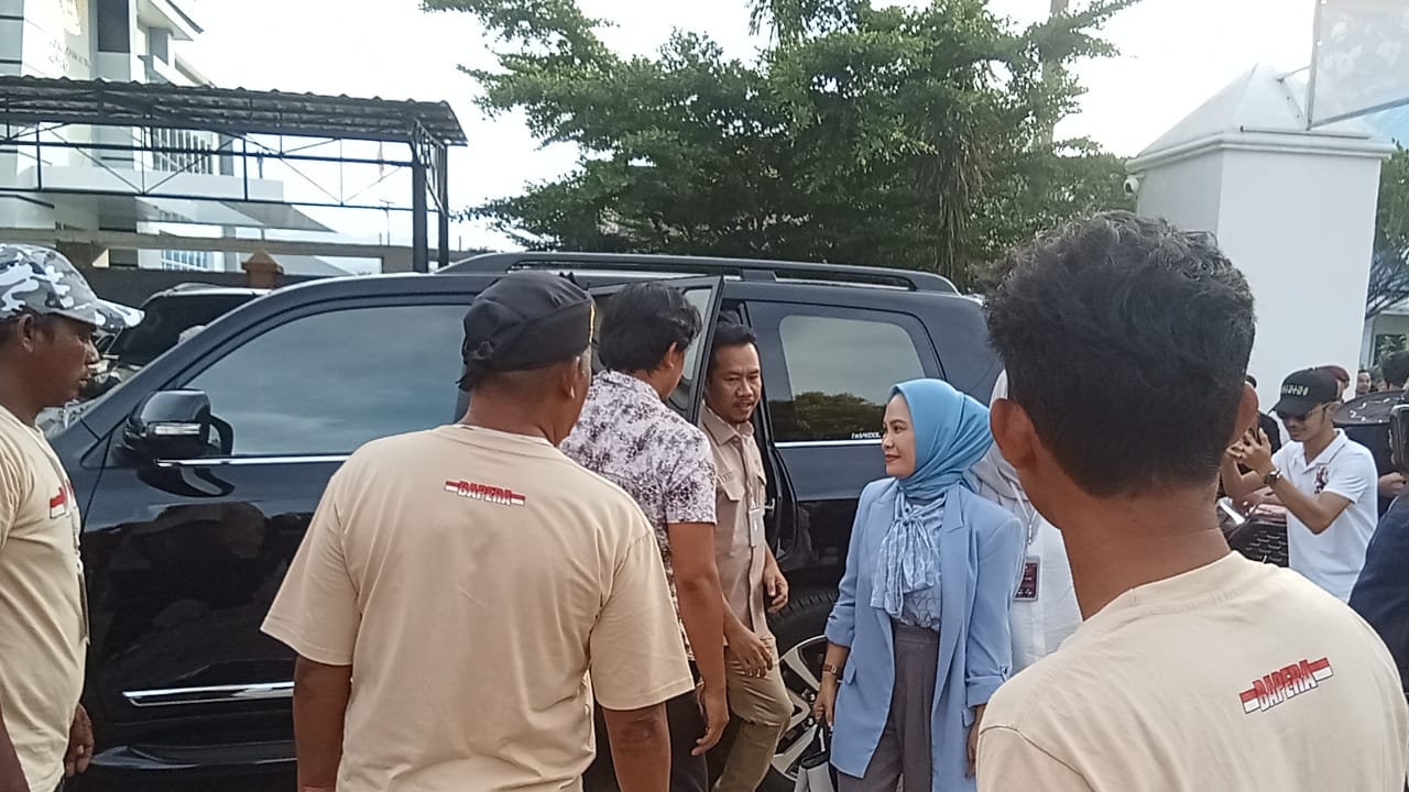 Naik Toyota Land Cruiser, Naili Trisal Didampingi Trisal Tahir saat Mendaftar di KPU