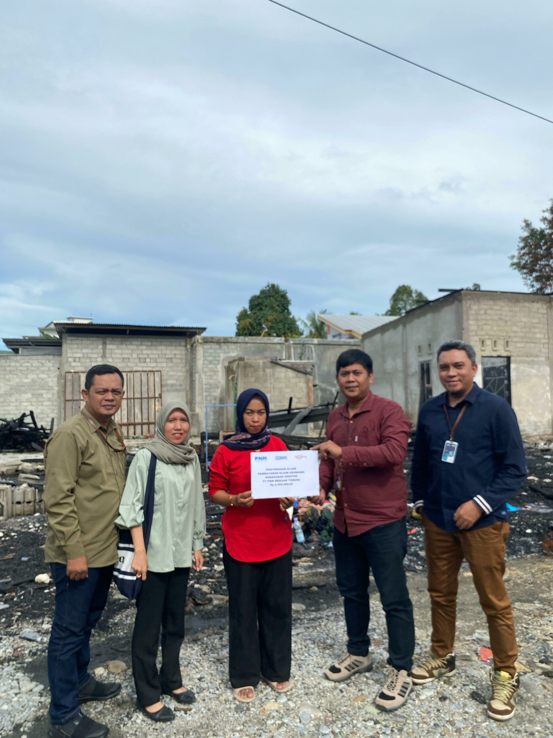 BRINS Bayarkan Klaim Asuransi Mikro Rumahku untuk Nasabah Mekaar Tomoni yang Alami Kebakaran
