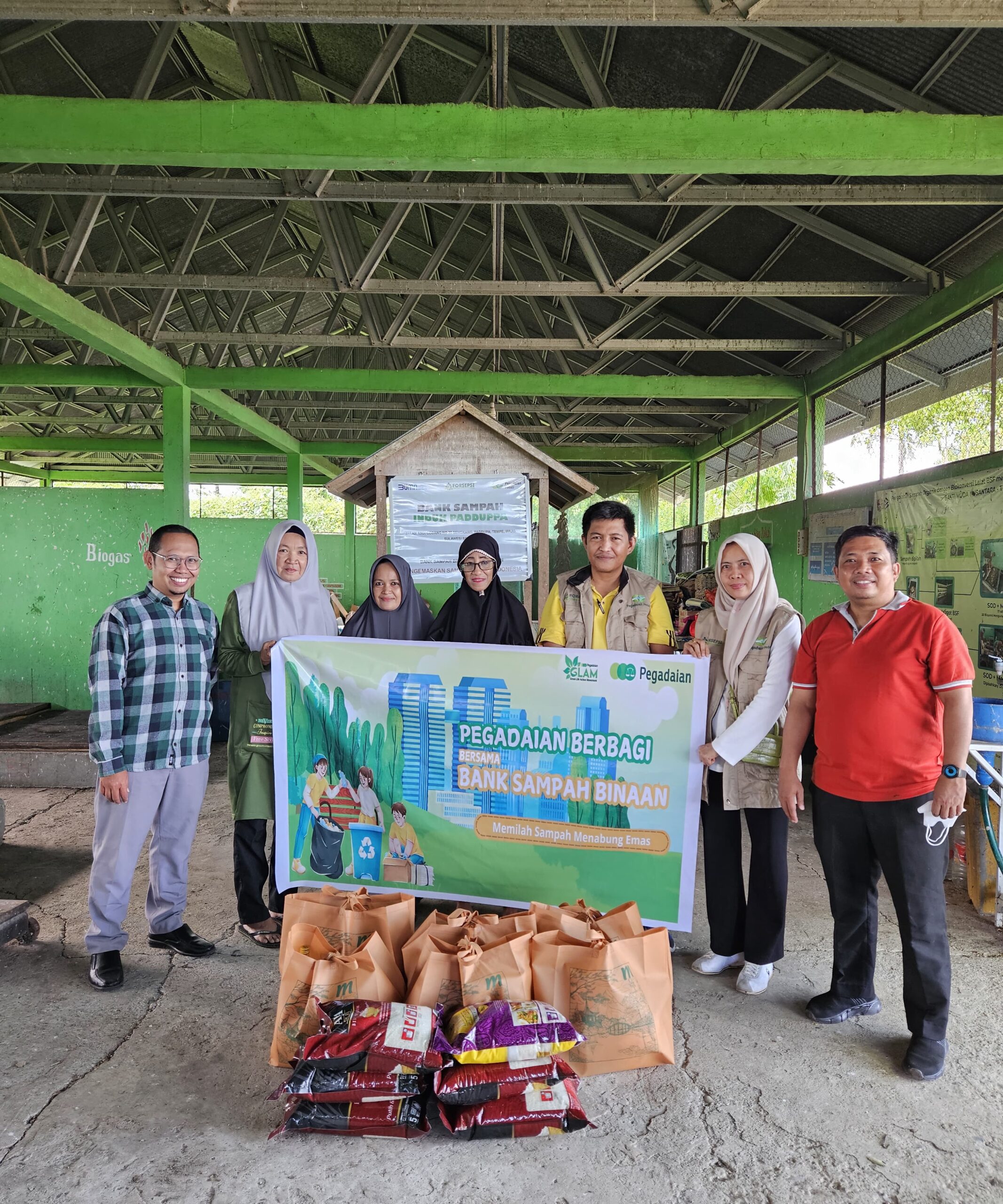 Pegadaian Area Palopo Bagikan Paket Sembako kepada Mitra Bank Sampah Binaan di Wajo