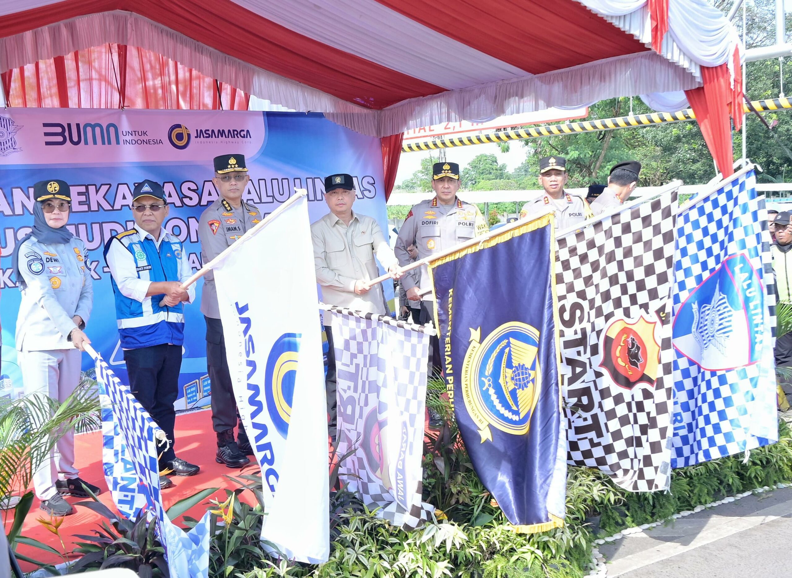 PT Jasa Raharja Himbau Para Pemudik Patuhi Instruksi Skema One Way di KM 71 Tol Cikampek