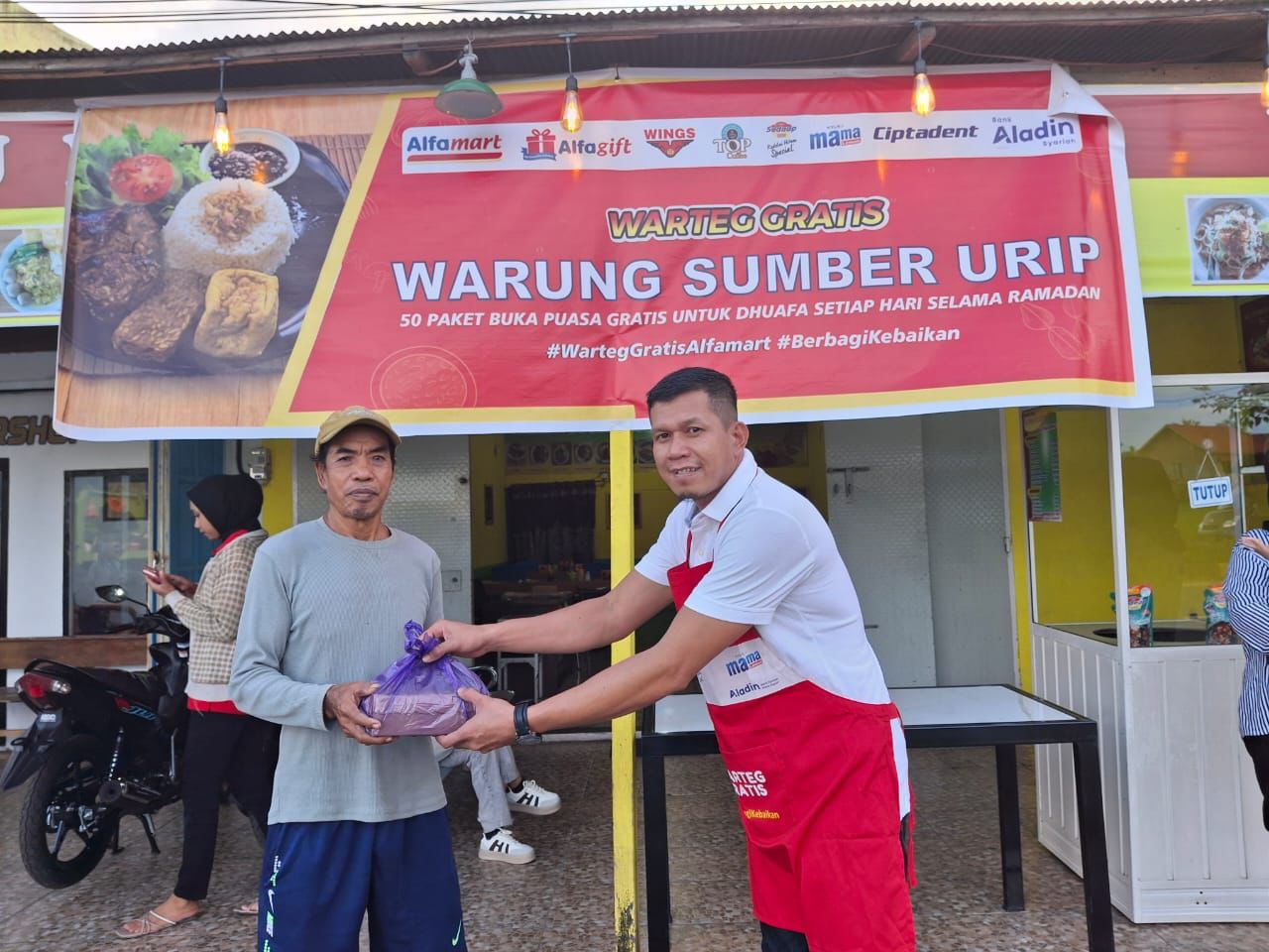 Alfamart dan WINGS Group Bagikan 54.000 Paket Berbuka Gratis di 36 Kota