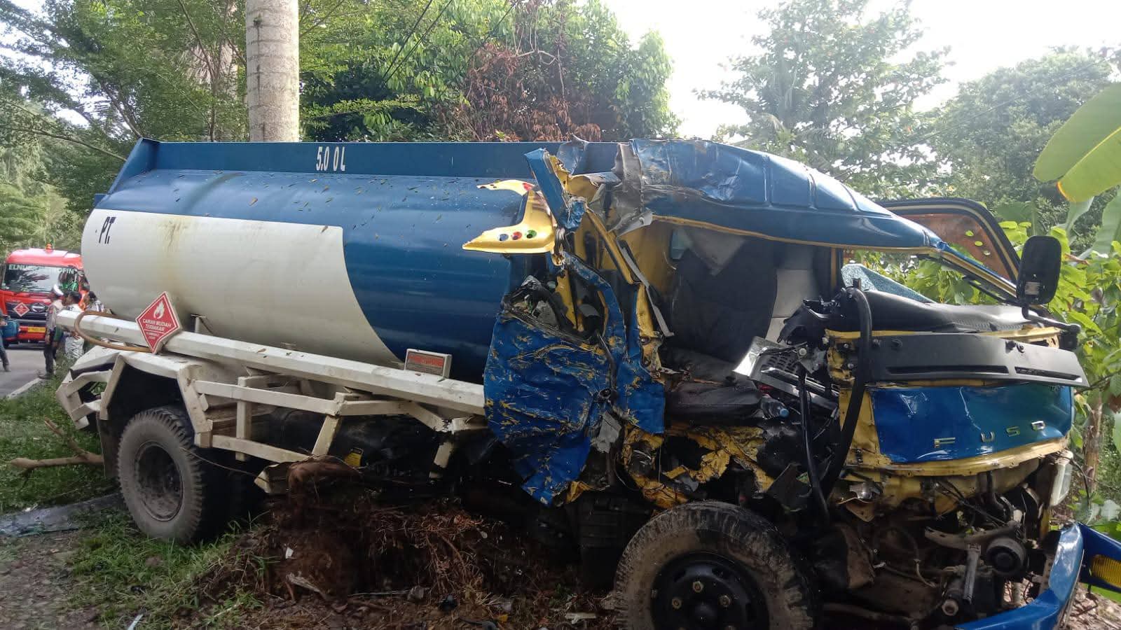 Bus Versus Mobil Tangki di Sampoddo, Sopir dan Kernet Dilarikan ke Rumah Sakit