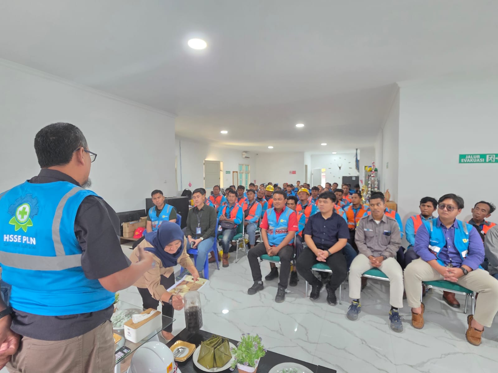 Tinjau Hasil Renovasi Kantor ULP Masamba, Manajer PLN UP3 Palopo Tekankan Pentingnya Budaya K3 dan TAD