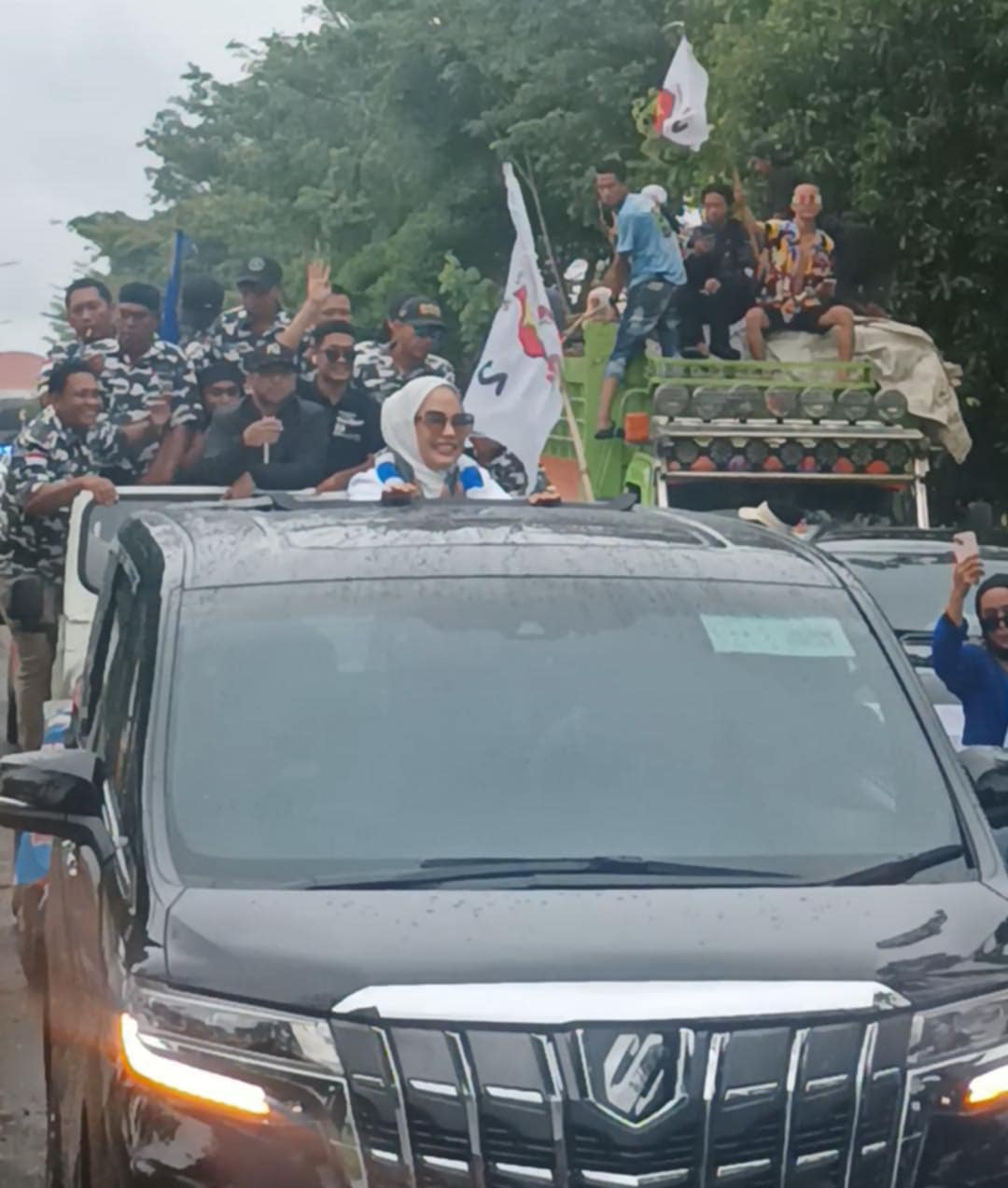 Didampingi Suami, Walikota Palopo Terpilih Hj Naili Disambut Ribuan Warga…. Poros Bua-Palopo Macet Total
