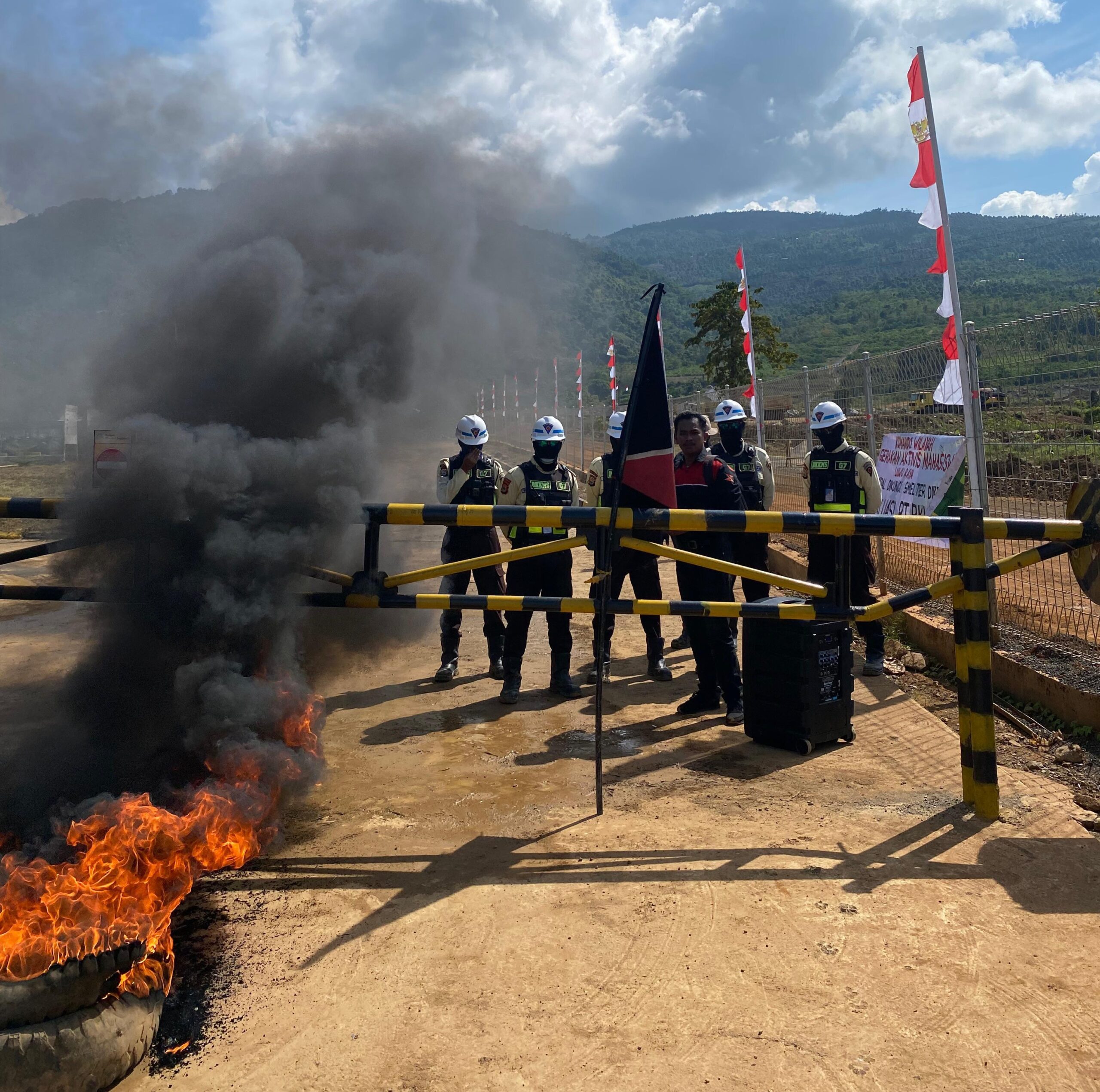 KLIP FOTO: GAM Luwu Raya Demo di Pos 1 PT Bukaka, Soroti Amdal yang Dinilai Kadaluarsa
