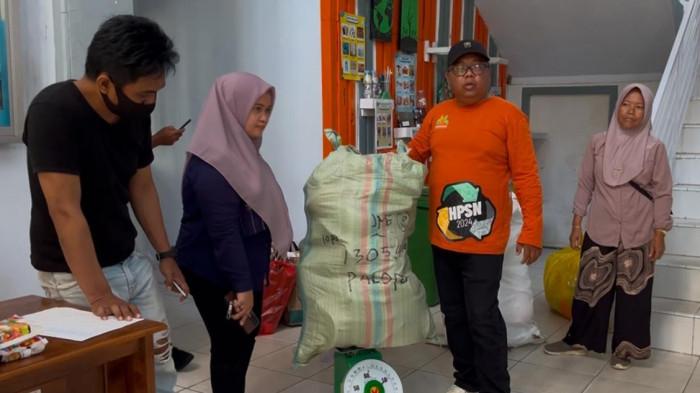 Mau Dapat Sembako, Tukar Sampah Anda di DLH Palopo Tiap Jumat
