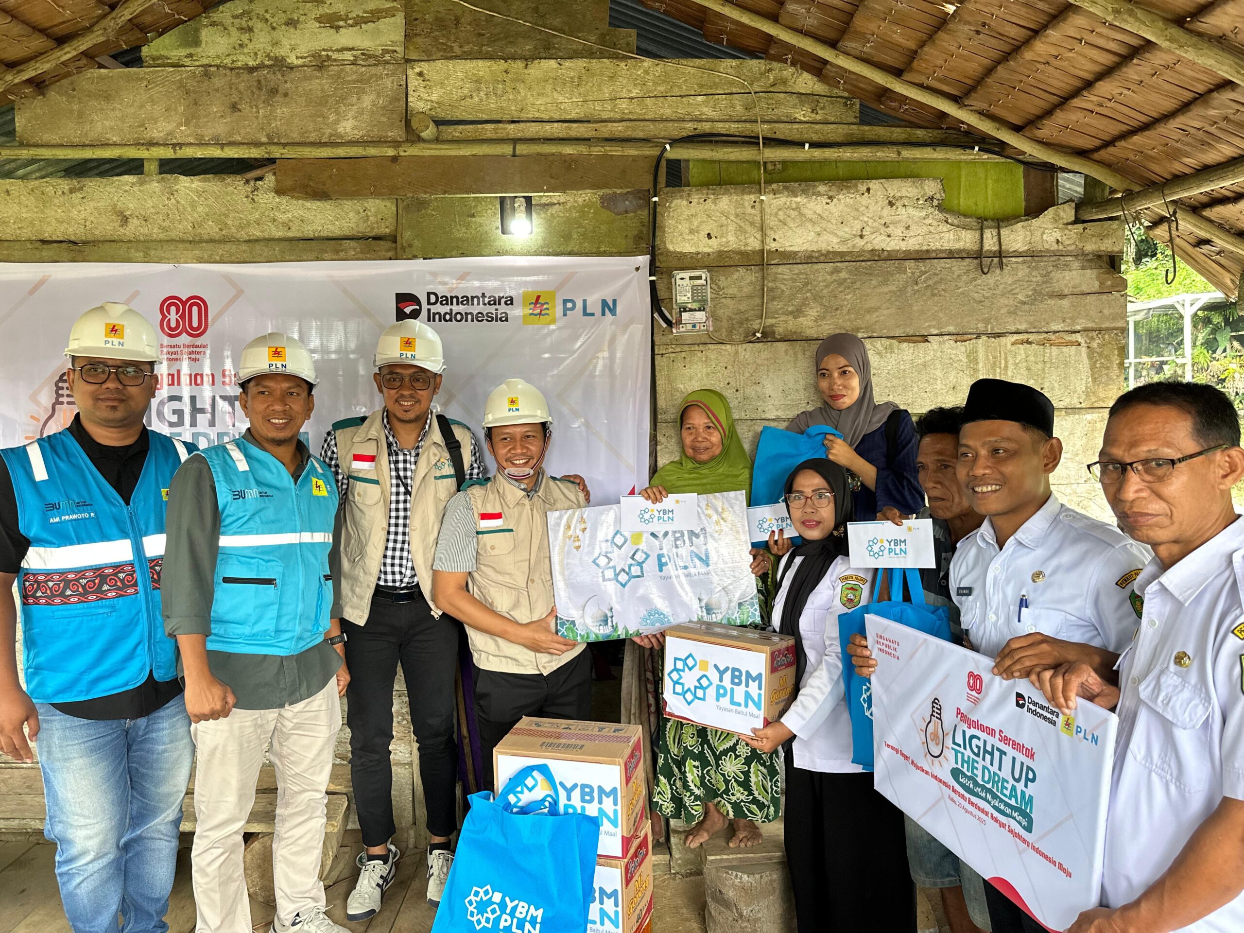 Kado HUT Kemerdekaan, Tiga Warga Battang Palopo Dapat Bantuan Listrik Gratis dari PLN