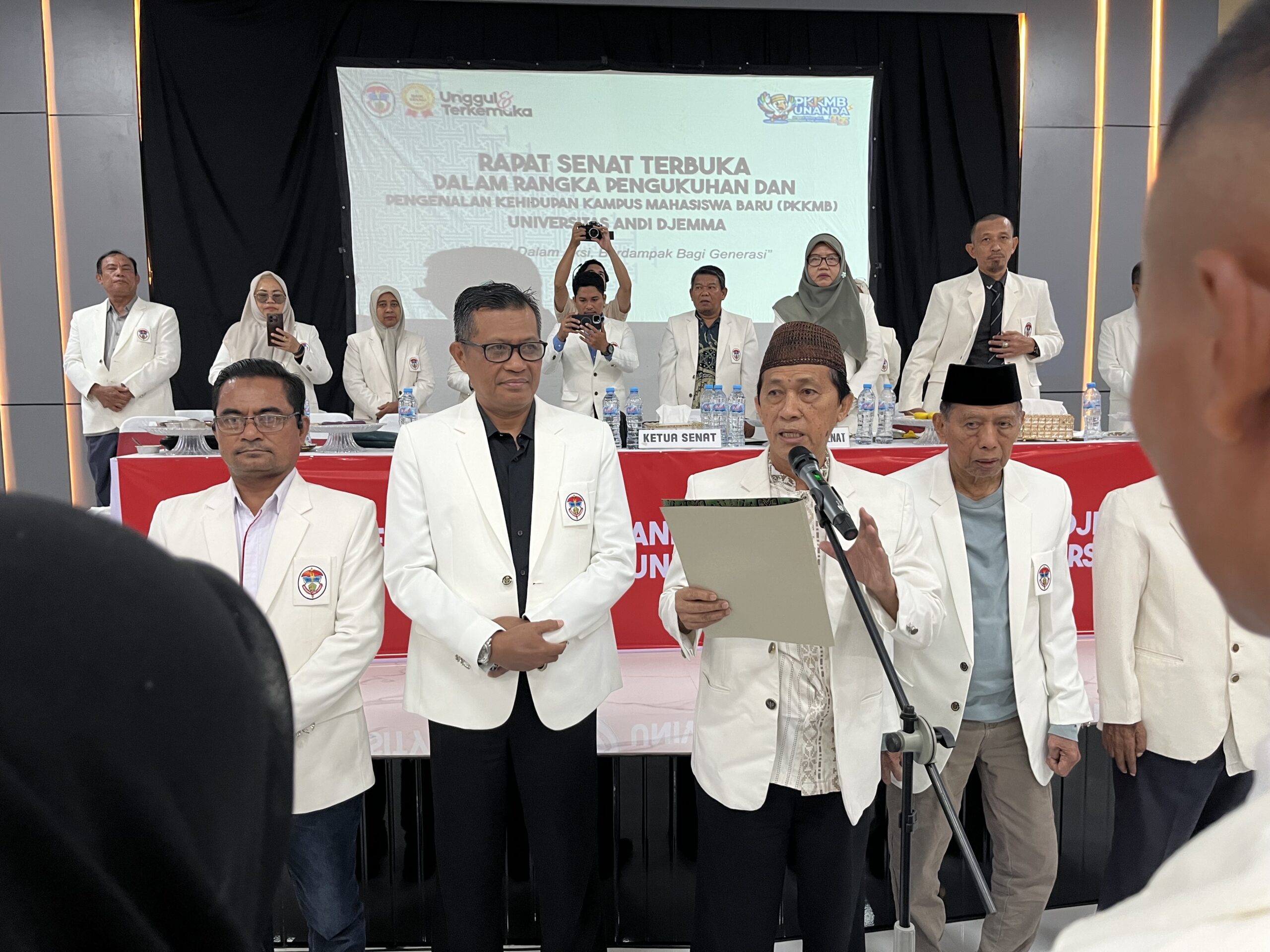 1.968 Mahasiswa Baru Unanda Dikukuhkan, DR Annas Boceng: Kami Berkomitmen Cetak Lulusan Terbaik dan Kompeten