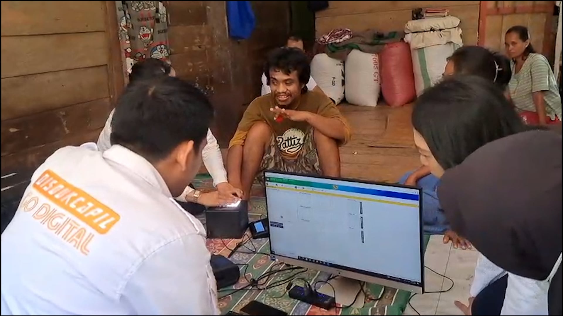 Lewati Jalur Ekstrem, Tim Dukcapil Palopo Datangi Rumah Warga ODGJ untuk Perekaman E-KTP