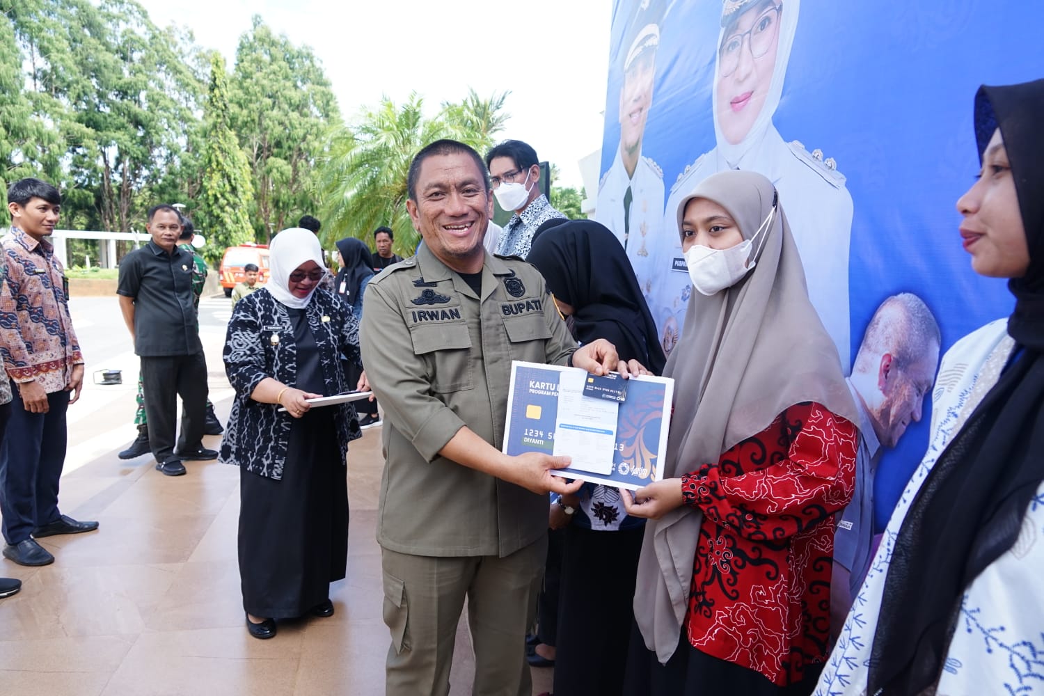 Tahap Pertama, 4.244 Mahasiswa Lutim Terima Rp3 juta Lewat Program Kartu Pintar