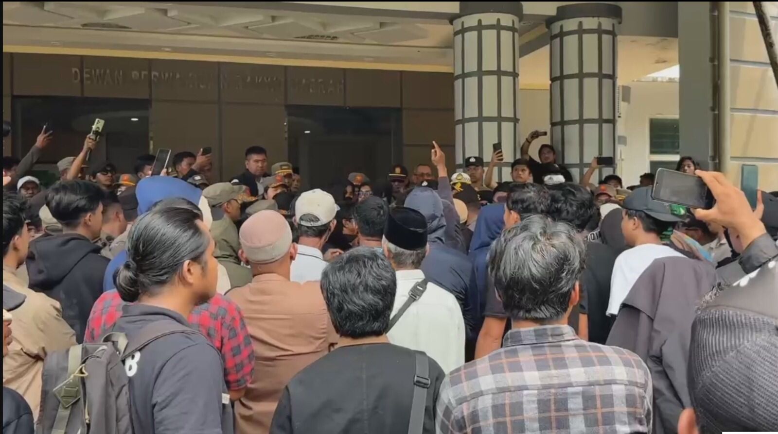 Ratusan Warga Geruduk DPRD Luwu Timur