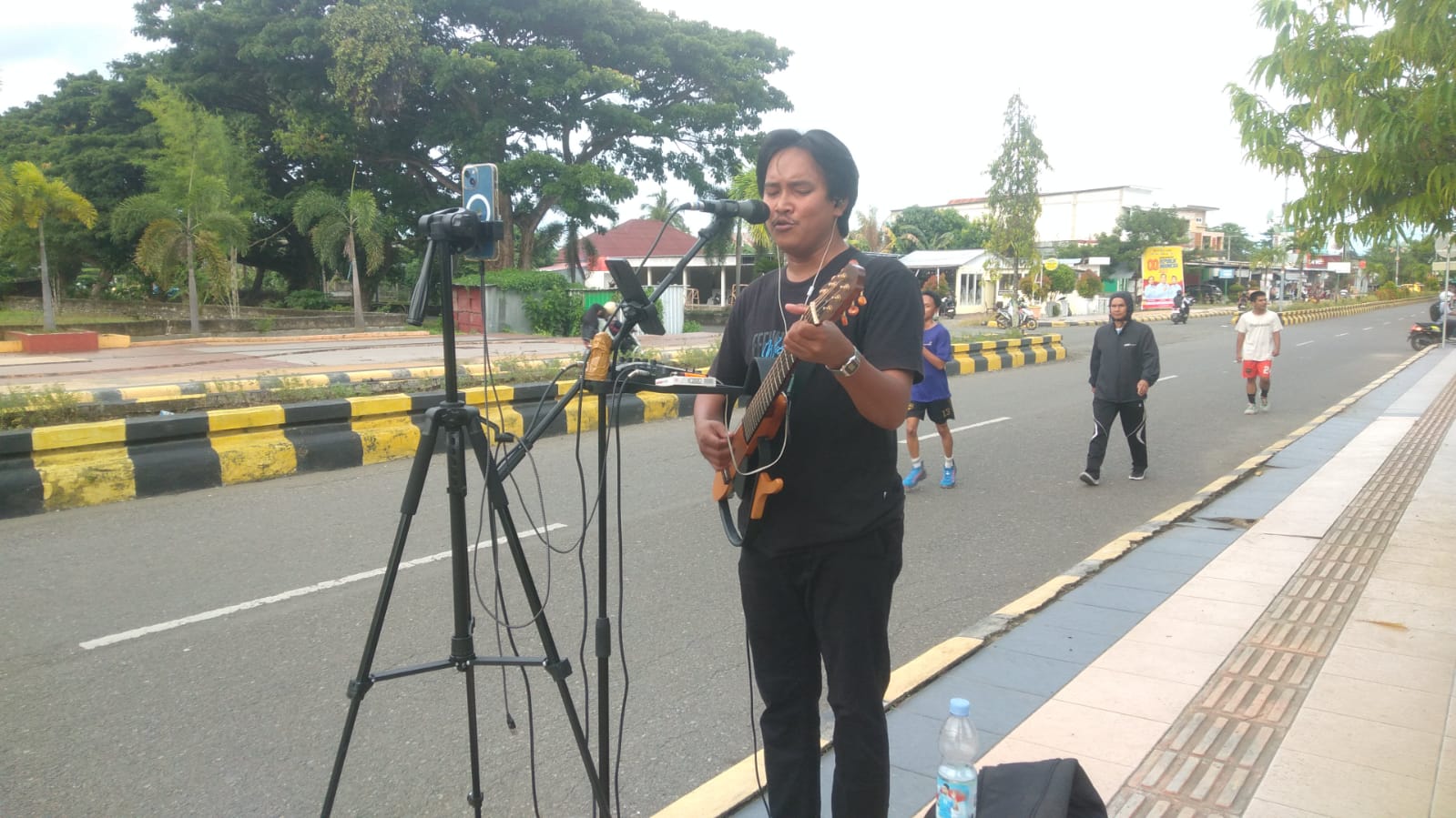Melodi Rupiah dari Jari Musisi Belopa: Kisah Gio, Penghibur TikTok dari Lapangan Andi Djemma