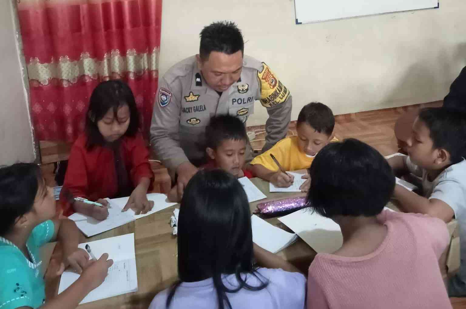 Kisah  Aiptu Jacky di Palopo, Mengubah Warung Ballo dan Tempat Judi Jadi Rumah Literasi