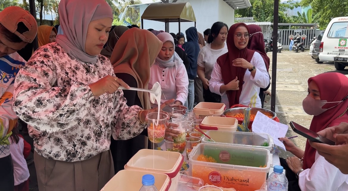 Wujud Kebersamaan di Acara HUT ke-9 RSU Mega Buana Palopo, Staf Makan Bersama Keluarga Pasien Hingga Pengunjung