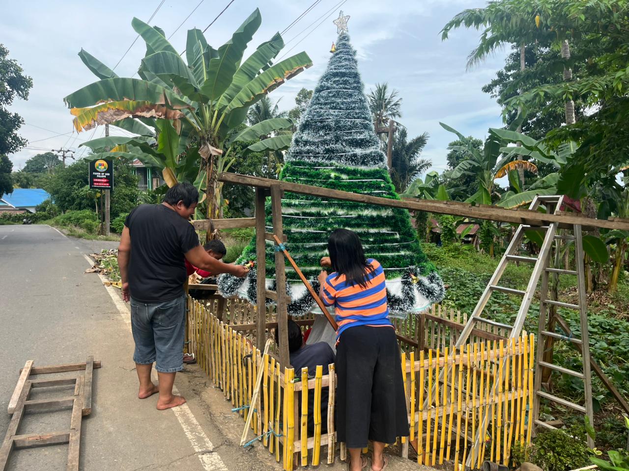 Dana Swadaya, Warga Jalan Y. Tando Palopo Bangun Pohon Natal Besar… Jadi Daya Tarik Warga